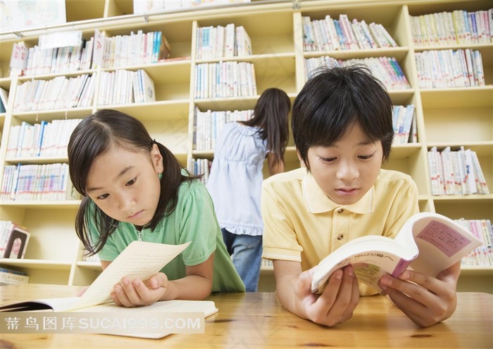 图书馆看书的学生