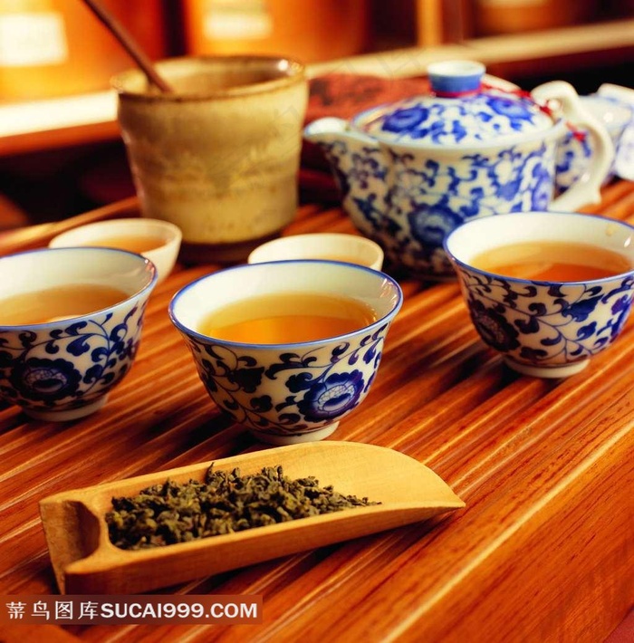 在桌子上的茶壶茶杯茶碗