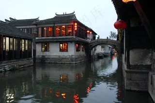 水上民房上挂着的红灯笼