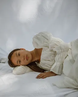 美女床上艺术摄影写真图片 美女床上艺术摄影写真图片
