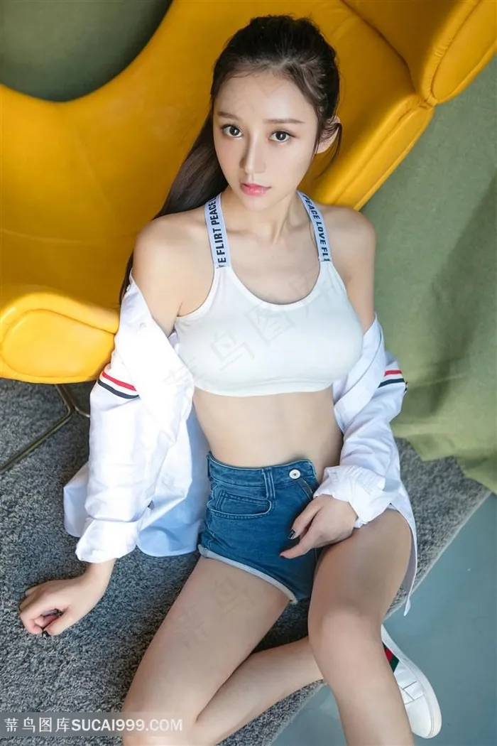 坐在地上的清纯小美女图片