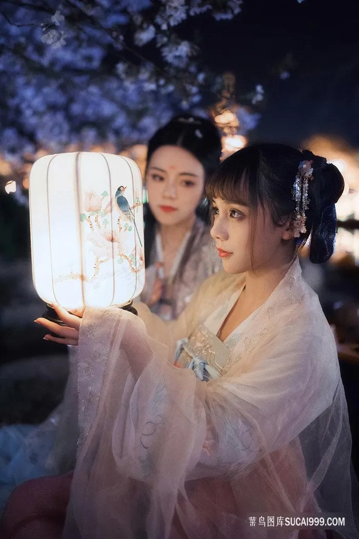 古装夜晚灯笼美女百合图片