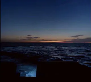 蓝黑色海面背景图