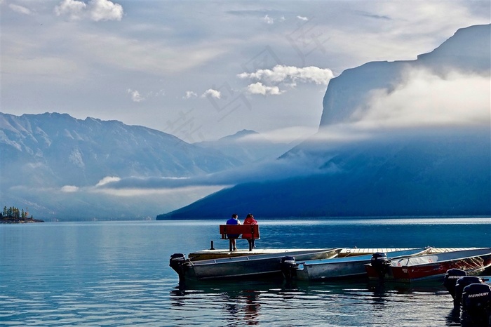 湖边的房屋风景