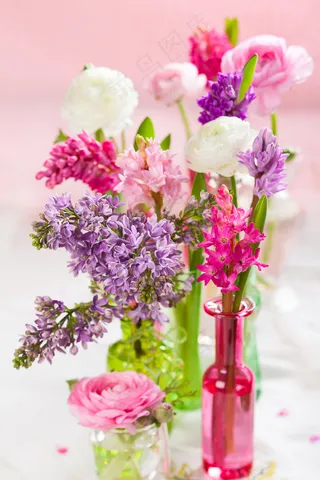 彩色玻璃瓶插花图片