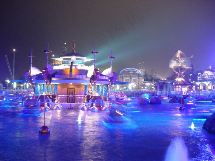 夜色中梦幻般的水上乐园