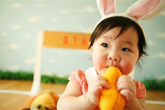 吮着毛绒的可爱幼儿