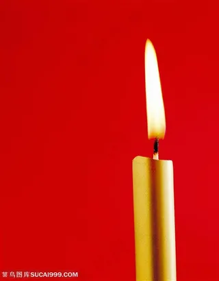 圣诞气息-点燃的金色蜡烛