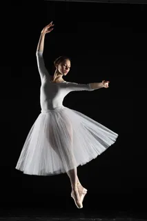 穿着宝石纱裙跳舞的女孩