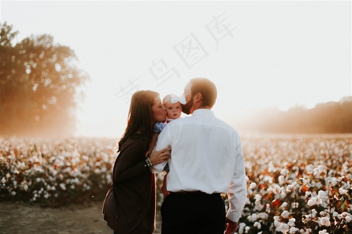 父母身旁的婴儿图