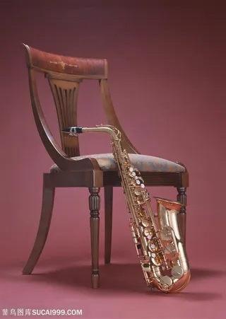 乐器-椅子边摆放着的萨克斯