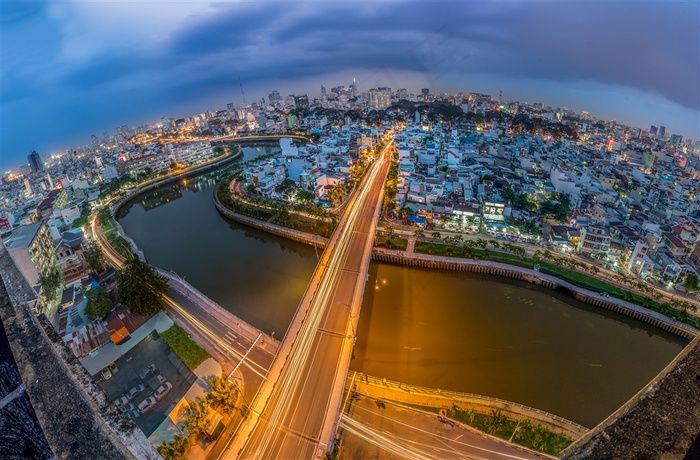 有高架的城市夜景