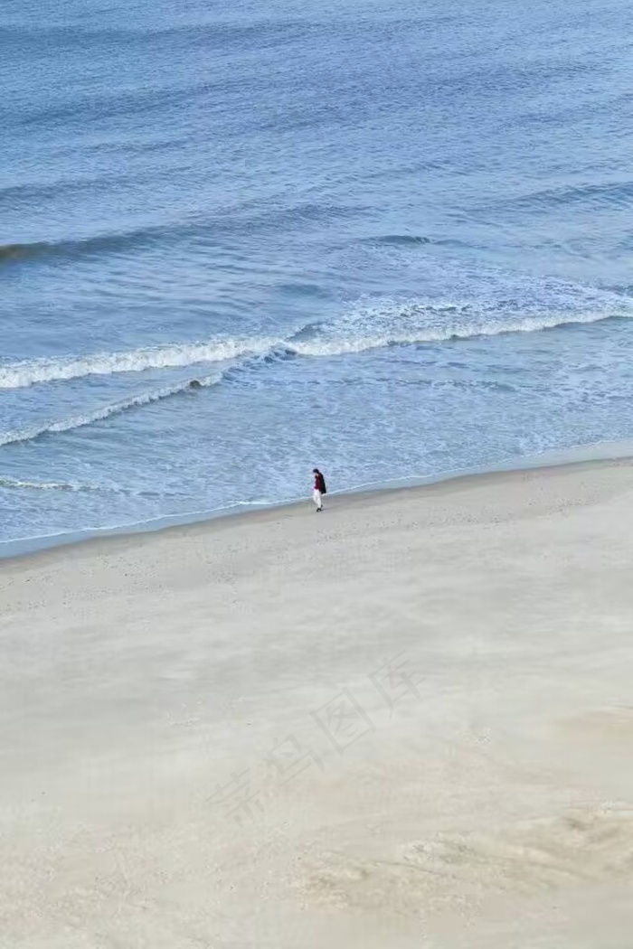海边沙滩上的人影