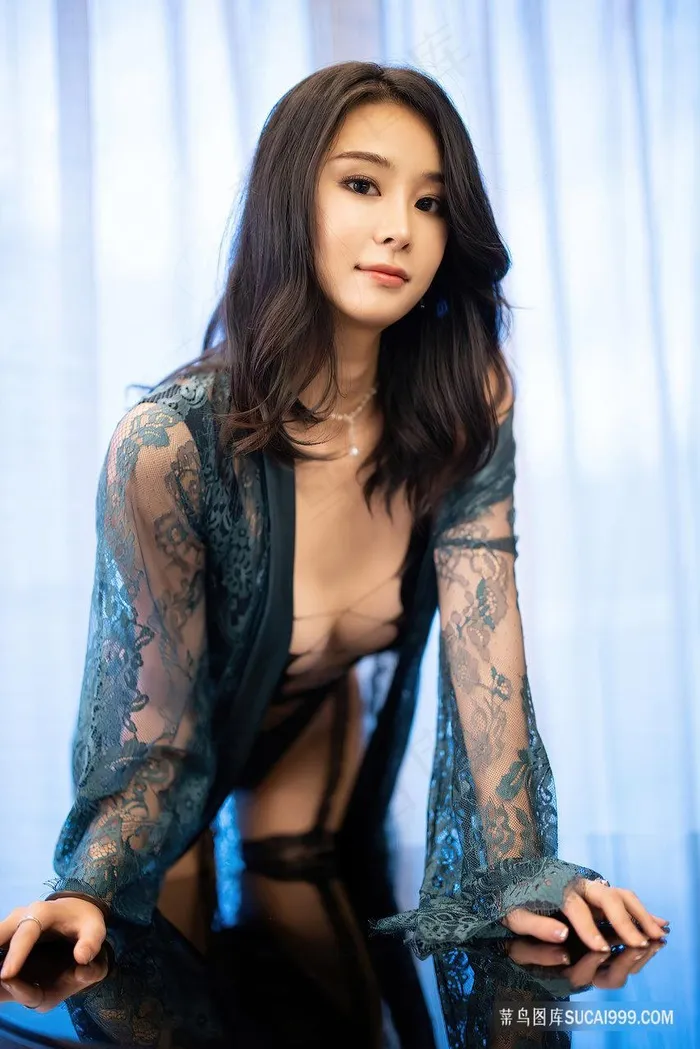 趴在桌子上的丰满少妇蓝夏熟女诱惑图片