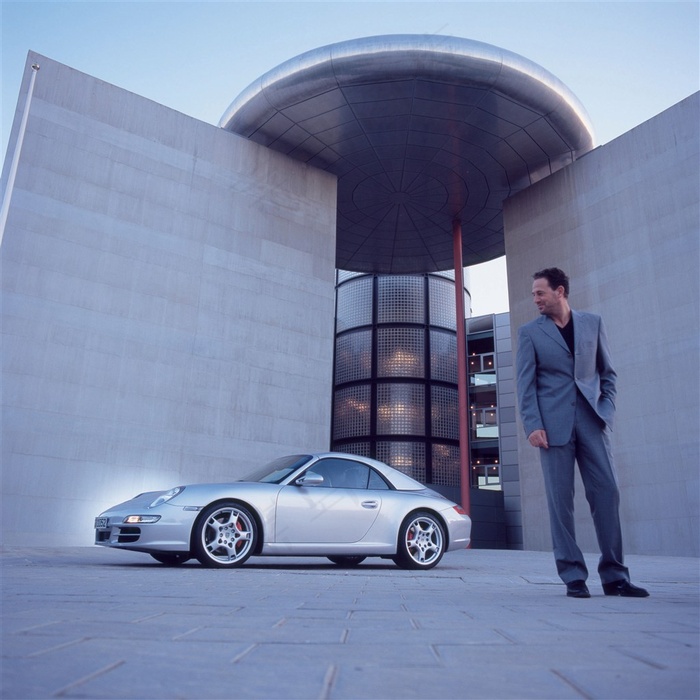 成功人士与保时捷911Carrera997汽车