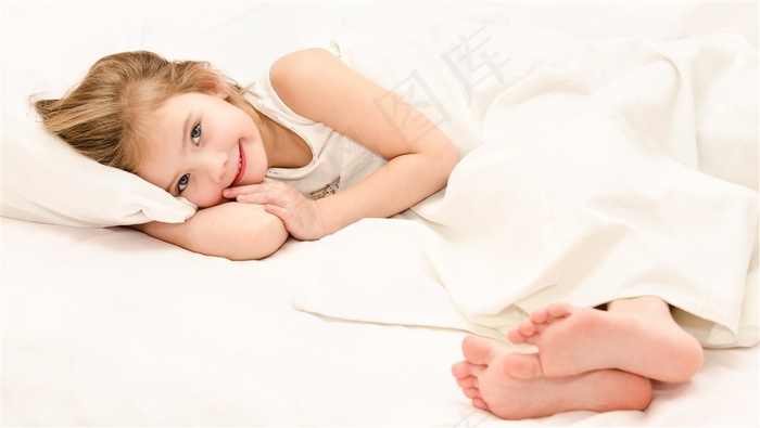 床上的美丽小女孩