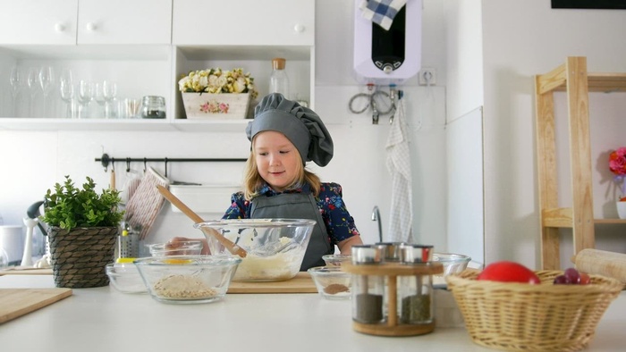 搅拌饼干混合物的小女孩