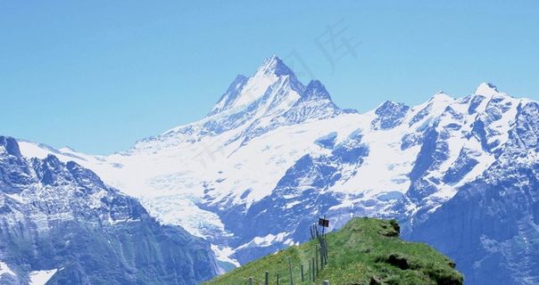 蓝天下覆盖白雪的石峰 蓝天下覆盖白雪的石峰