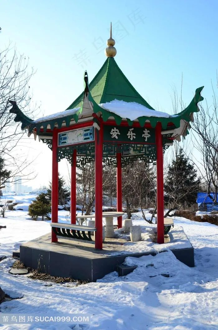 雪地上的四角凉亭