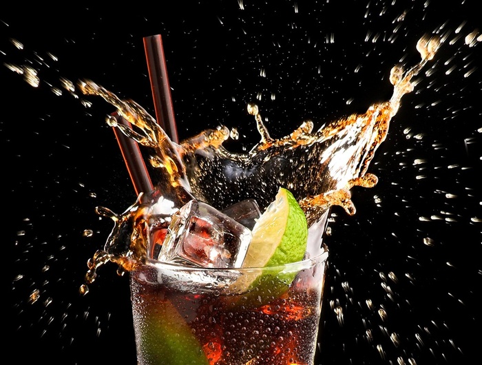 水花飞溅的玻璃杯