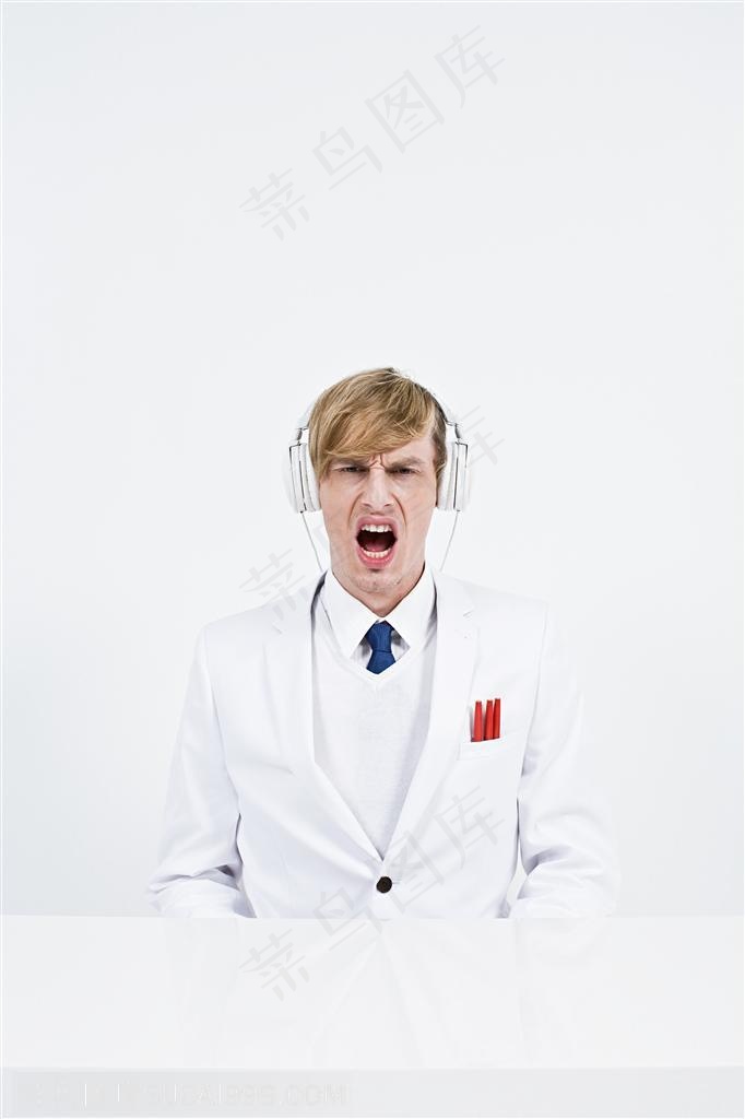 广告创意素材-打着耳机唱歌的男人
