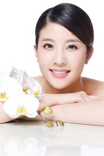 交叉双手的美女