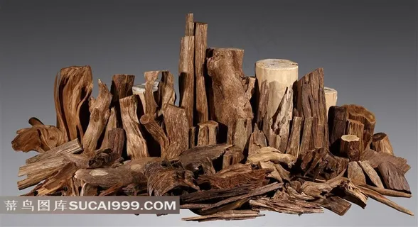 堆积在一起的沉香木图片