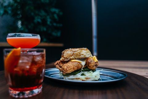 黄色美味汉堡摄影素材