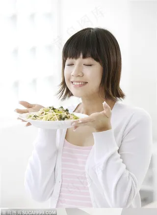 美食制作-闻着做好食物美女