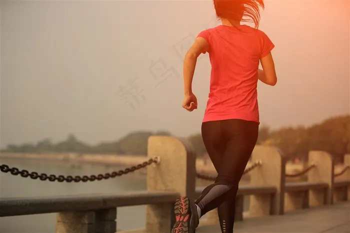 在湖边跑步的美女