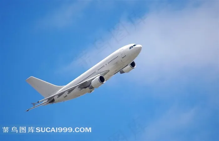 云层中爬升的民用飞机摄影高清图片