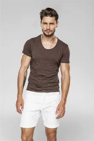 穿着短裤T恤的时尚帅哥