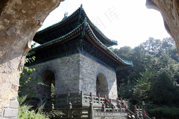 二层护栏围住的钟楼