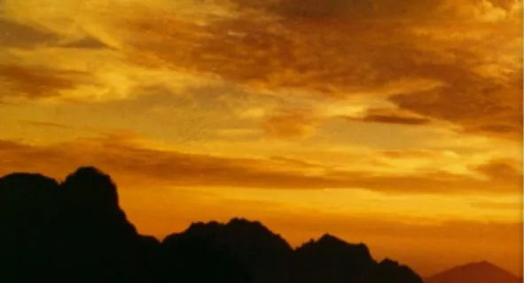 金色天空下的山影