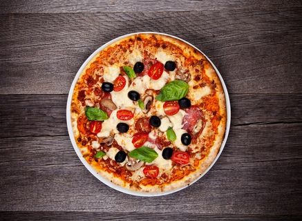 红色的美味披萨美食西餐图片