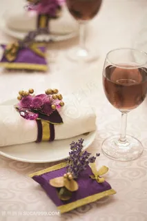 婚礼酒杯和薰衣草餐盘