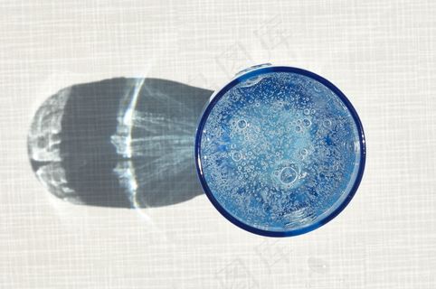 玻璃杯碳酸饮料图片