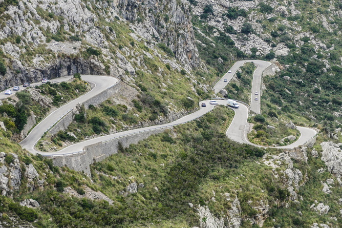 蜿蜒山路图片