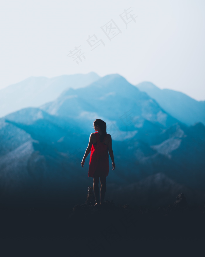 山顶眺望远方背影图片