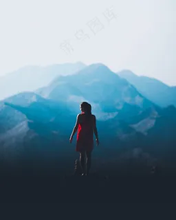 山顶眺望远方背影图片 山顶眺望远方背影图片
