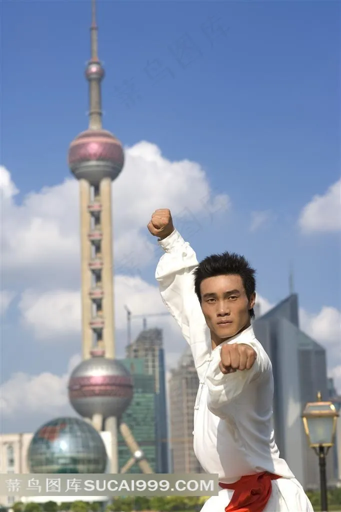 打太极拳的白衣男人