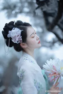 冬季雪莲花主题汉服美女图片