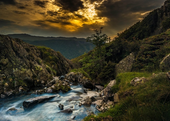 夕阳下的高山岩石山水风景图片