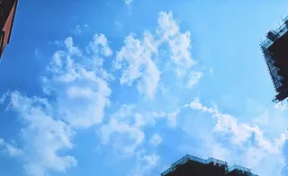 蓝色简约风晴天白云照