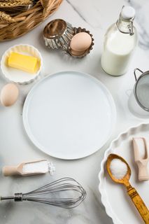 在白色大理石背景下烘焙甜糕点的原料