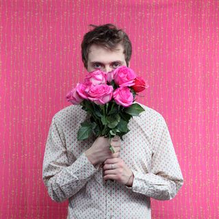 欧美帅哥手拿玫瑰花束图片