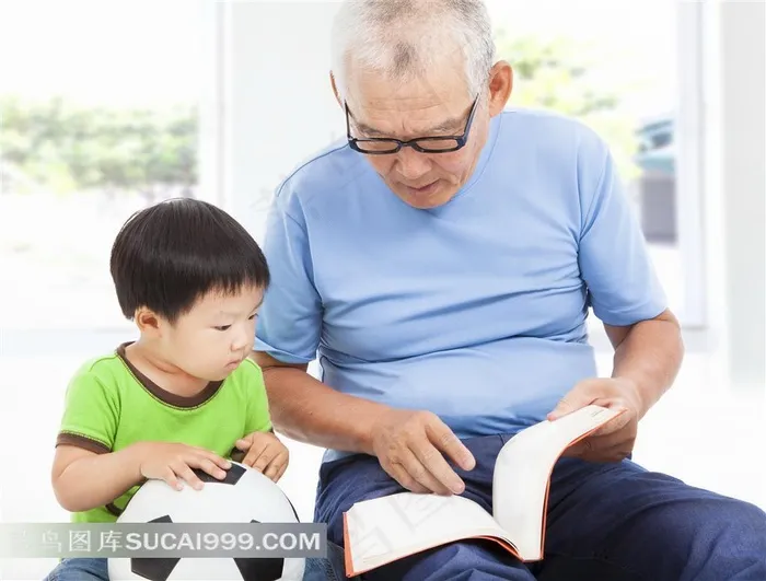 跟爷爷学识字的小男孩家庭摄影高清图片