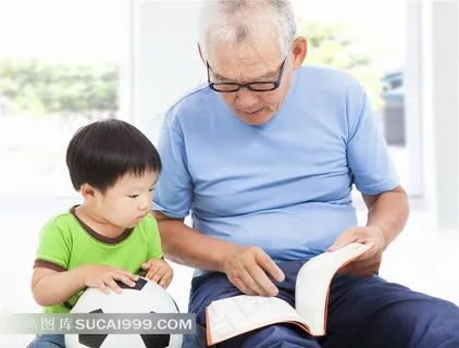 跟爷爷学识字的小男孩家庭摄影高清图片 跟爷爷学识字的小男孩家庭摄影高清图片