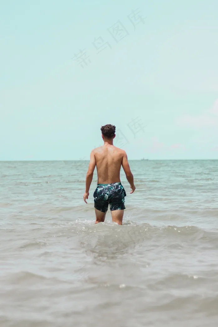 海边帅哥背影图片