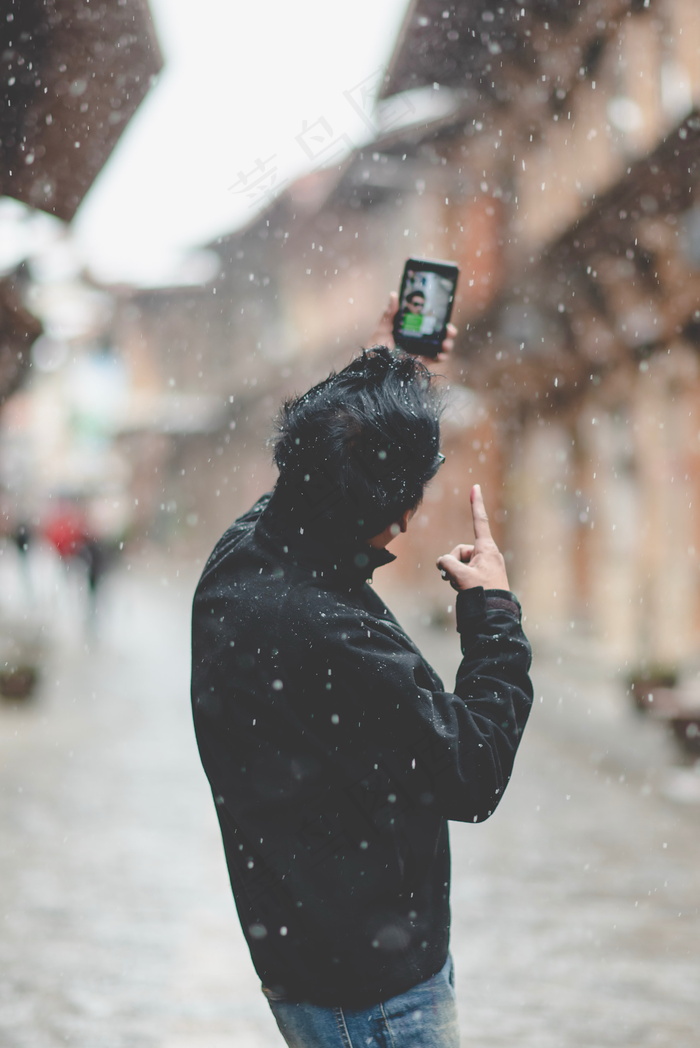 男人雪中视频背影图片